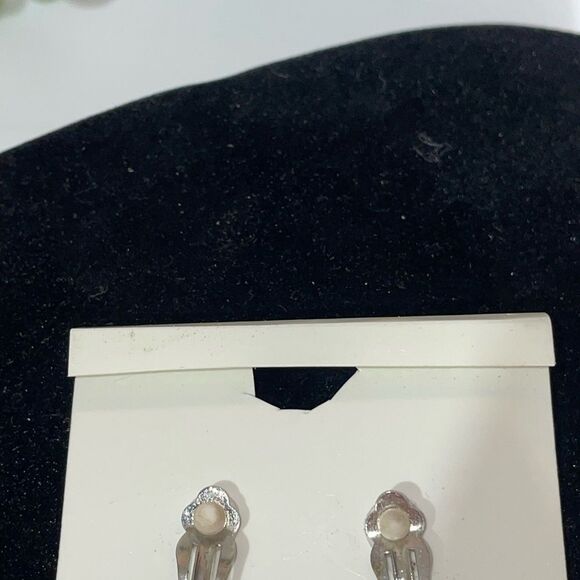 Beautiful American Flag Sparkling Rhinestone Clip-On Earrings - Picture 3 of 3